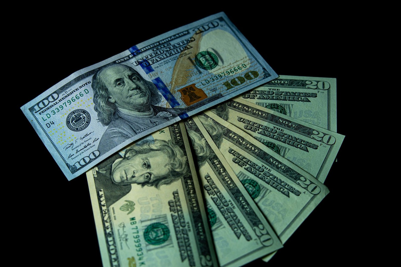 Por qué sube y baja el dólar: 4 fuerzas clave